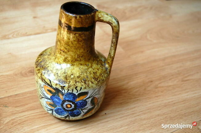 Około 50-letni, ceramiczny dzbanek ręcznie malowany.