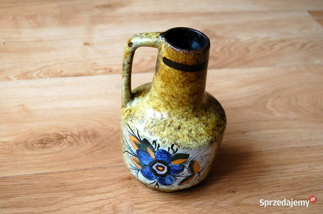 Około 50-letni, ceramiczny dzbanek ręcznie malowany.