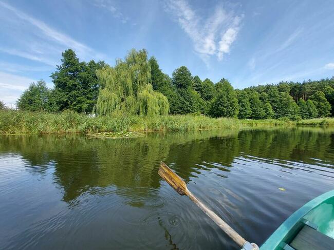 Domek nad jeziorem własna linia brzegowa pomost rower wodny.