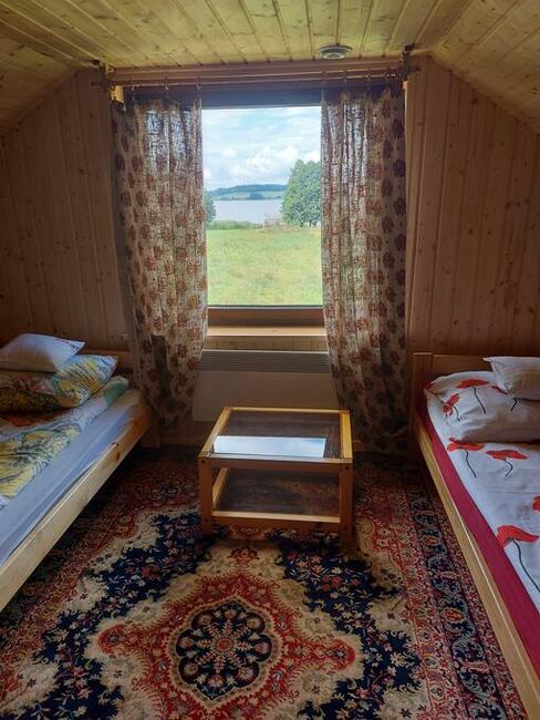 Domek nad jeziorem własna linia brzegowa pomost rower wodny.