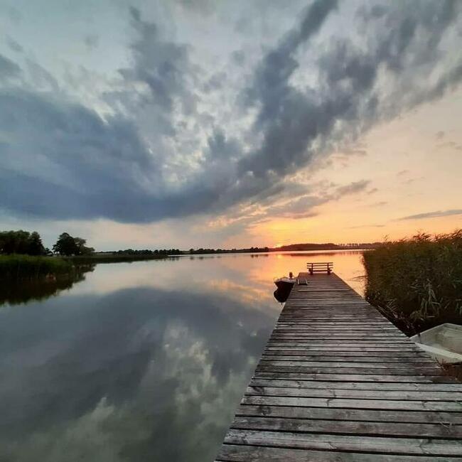 Domek nad jeziorem własna linia brzegowa pomost rower wodny.