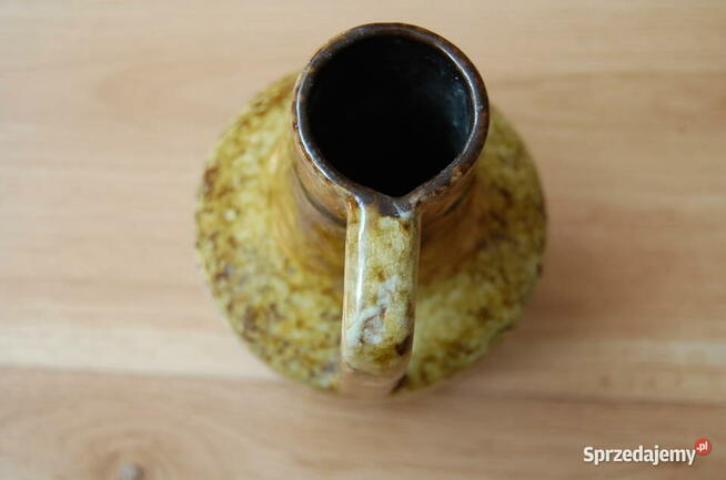 Około 50-letni, ceramiczny dzbanek ręcznie malowany.