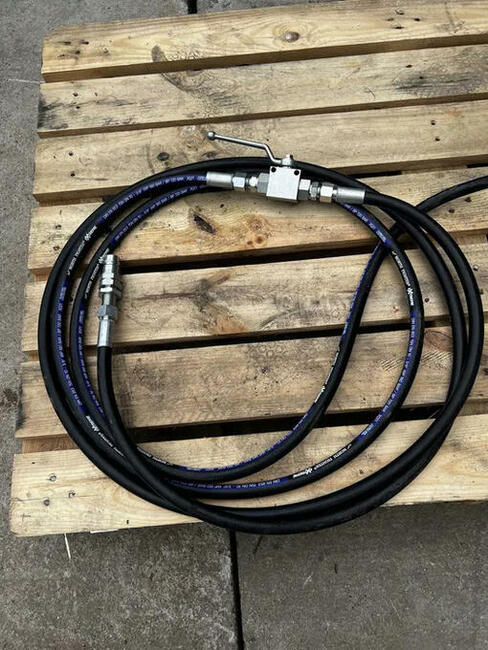 Hamulec hydrauliczny z zaworem do przyczepy