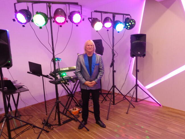 Dj oraz muzyk grający i śpiewający - dwa w jednym