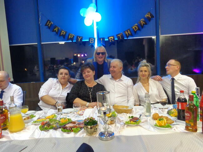 Dj oraz muzyk grający i śpiewający - dwa w jednym