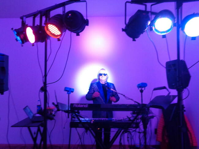 Dj oraz muzyk grający i śpiewający - dwa w jednym