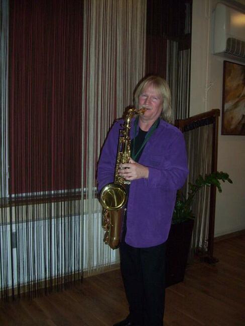 Dj oraz muzyk grający i śpiewający - dwa w jednym