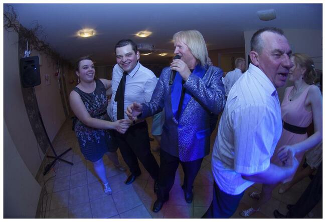 Dj oraz muzyk grający i śpiewający - dwa w jednym