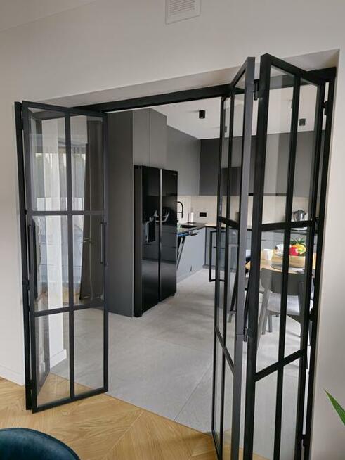 Przeszklenia loft, stalowo-szklane, drzwi i ścianki metalowe