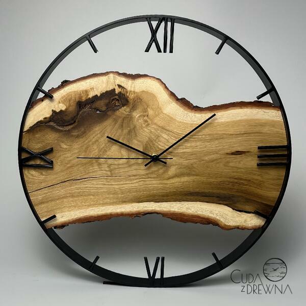 Zegar w metalowej obręczy z deską drewnianą