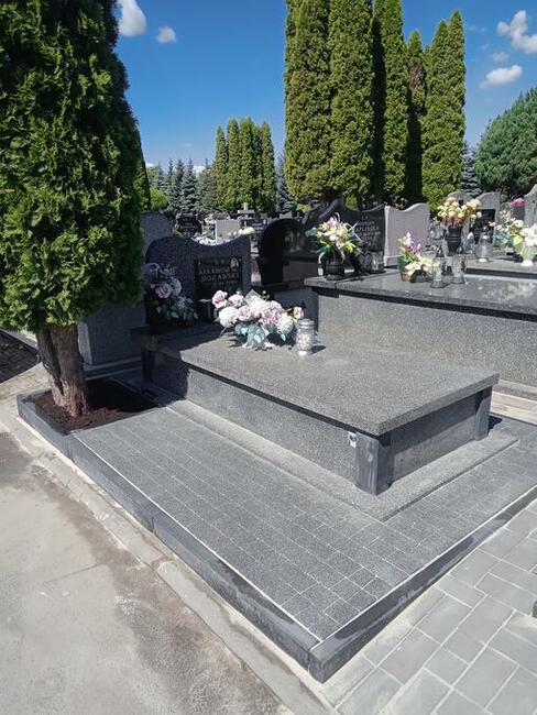 Układanie Kostki przy pomniku