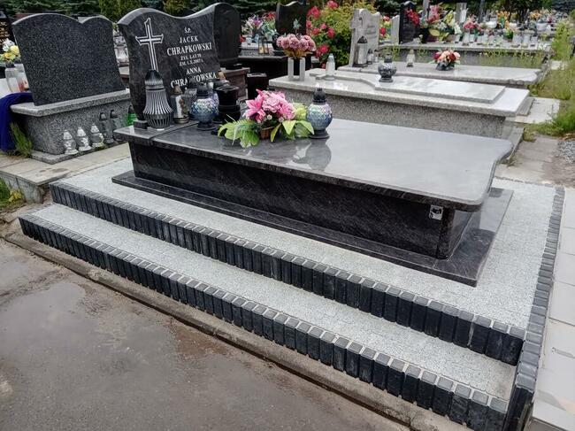 Układanie Kostki przy pomniku