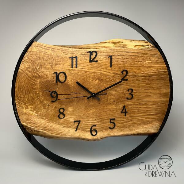 Zegar w metalowej obręczy z deską drewnianą
