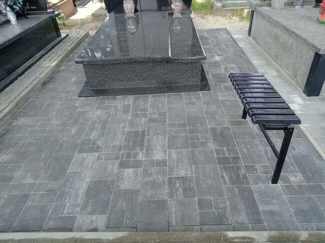 Układanie Kostki przy pomniku