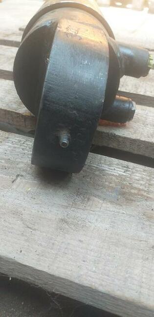 Siłownik hydrauliczny zabudowany.