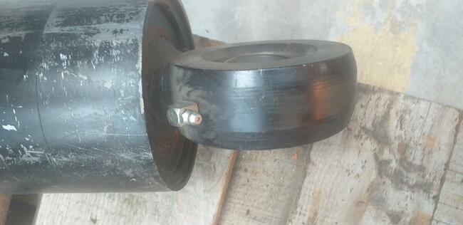 Siłownik hydrauliczny zabudowany.