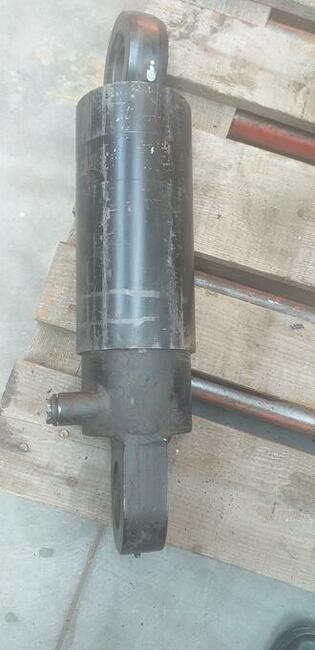 Siłownik hydrauliczny zabudowany.