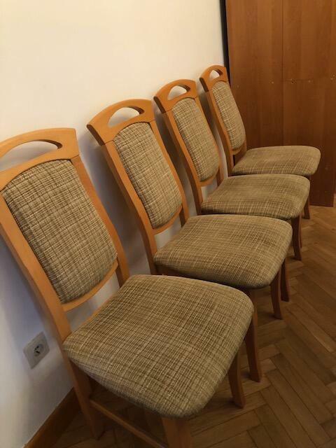 Drewniany, solidny duży stół z krzesłami.