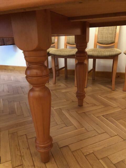 Drewniany, solidny duży stół z krzesłami.