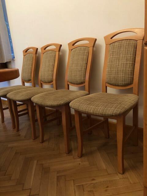 Drewniany, solidny duży stół z krzesłami.
