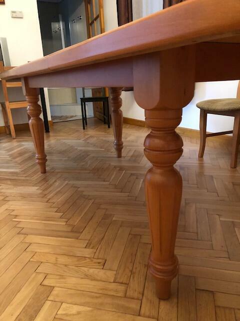 Drewniany, solidny duży stół z krzesłami.