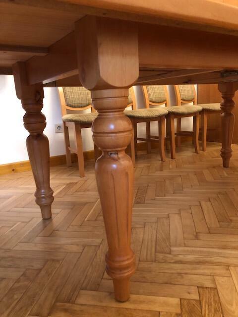 Drewniany, solidny duży stół z krzesłami.