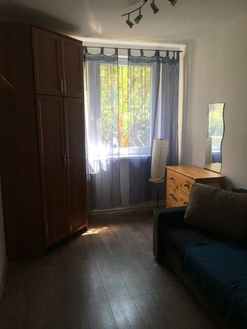 pokój na wynajem ładny, jasny, przestronny.