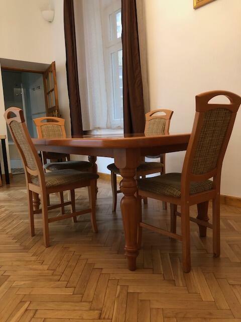 Drewniany, solidny duży stół z krzesłami.