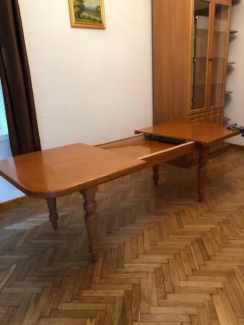 Drewniany, solidny duży stół z krzesłami.