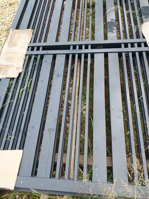 Ogrodzenia nowoczesna; brama uchylna i furtka