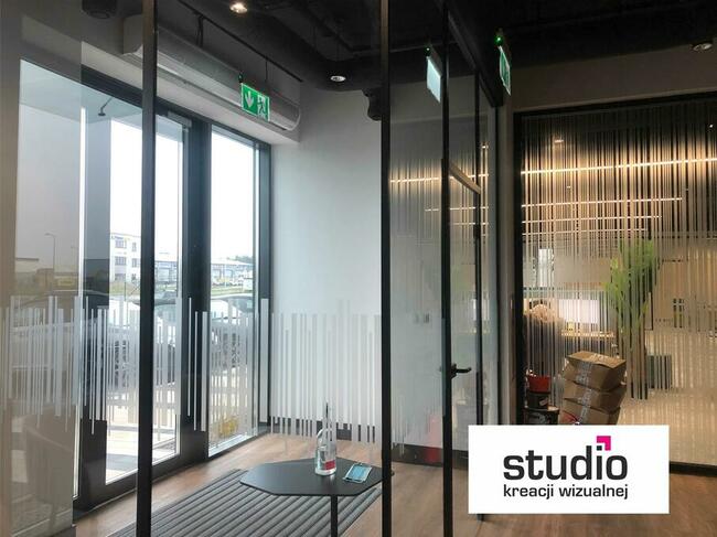 Oklejanie witryn folią szronioną i przeciwsłoneczną