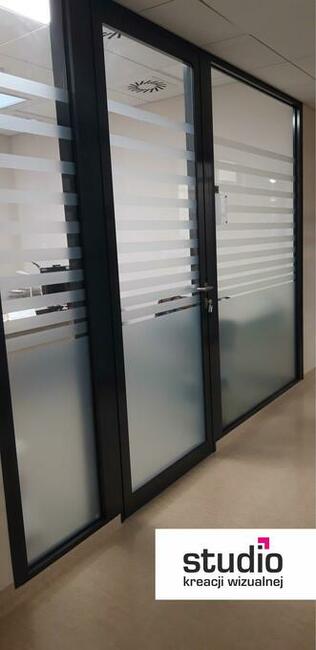 Oklejanie witryn folią szronioną i przeciwsłoneczną