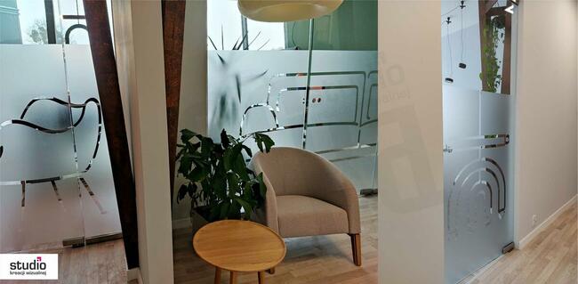 Oklejanie witryn folią szronioną i przeciwsłoneczną