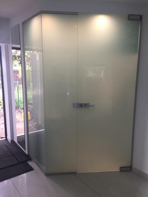 Ścianki Szklane - folia inteligentna na pilota