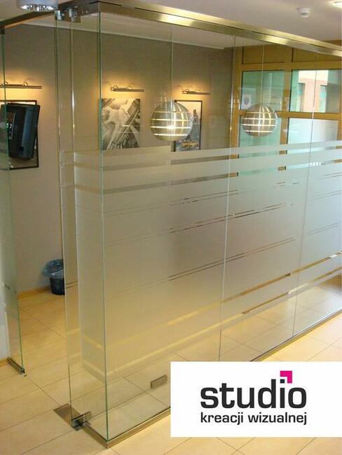 Oklejanie witryn folią szronioną i przeciwsłoneczną