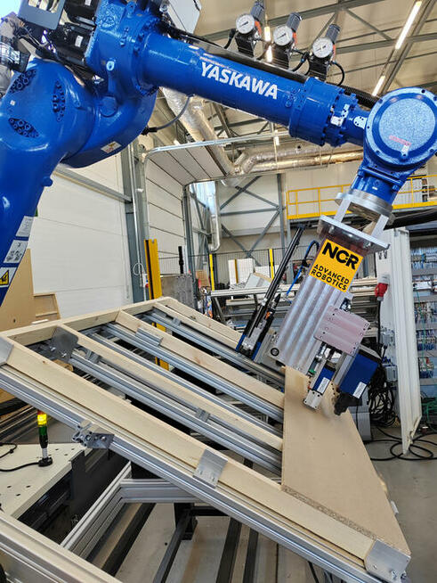 Robot do zbijania stelaży meblowych NC-R ADVANCED ROBOTICS