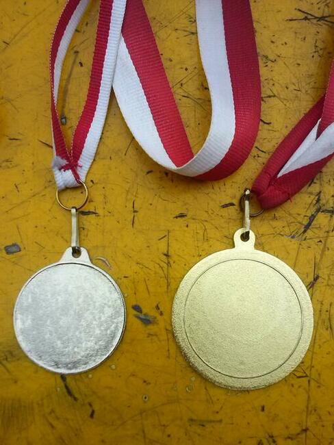 Medale z taśmą, bez napisów, do grawerunku, 2 x 10 zł.