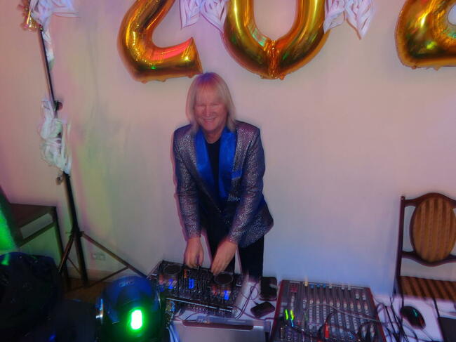 DJ oraz muzyk grający oraz śpiewający na żywo / Dwa w jednym