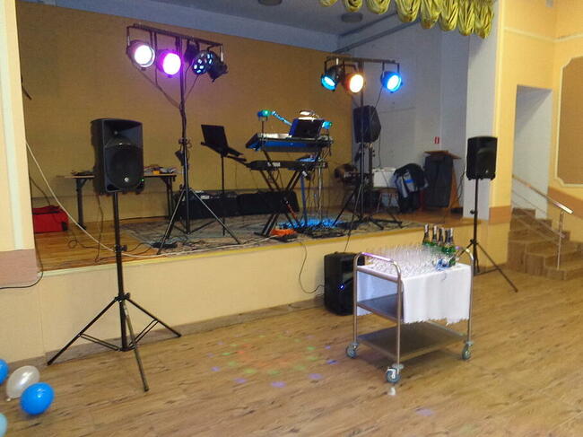 DJ oraz muzyk grający oraz śpiewający na żywo / Dwa w jednym