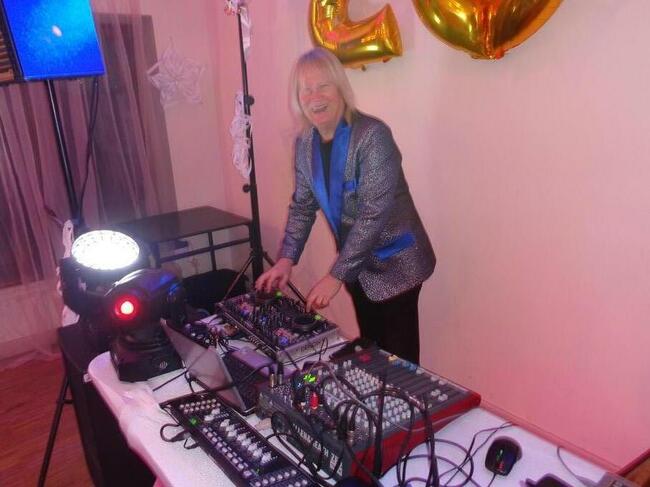 Dj / muzyk grający i śpiewający