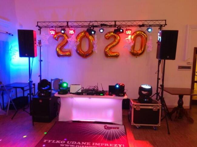 Dj / muzyk grający i śpiewający