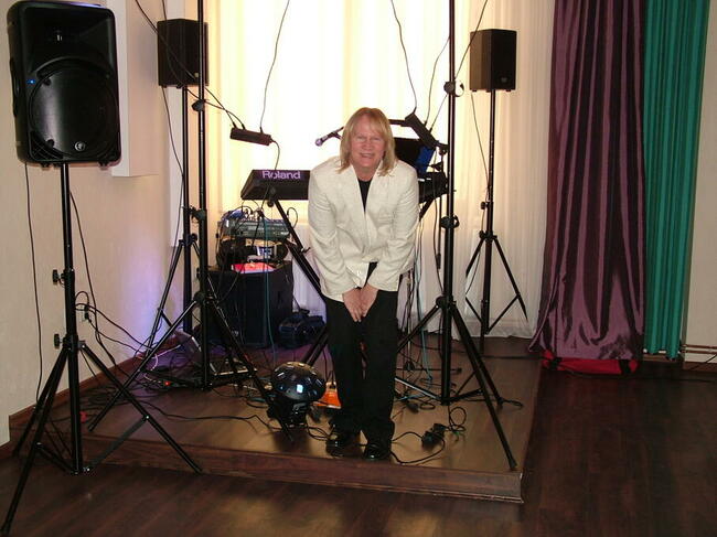 Dj / muzyk grający i śpiewający