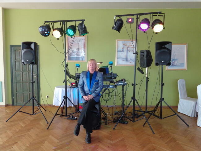 DJ oraz muzyk grający oraz śpiewający na żywo / Dwa w jednym