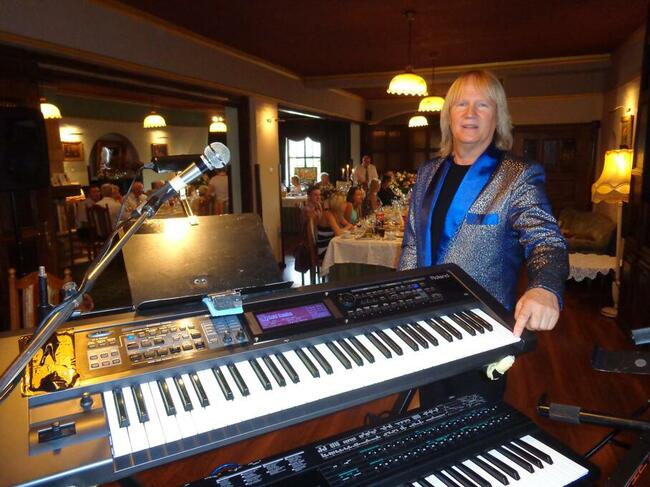 Dj / muzyk grający i śpiewający