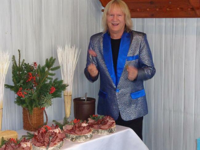 Dj / muzyk grający i śpiewający