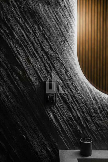 Fornir kamienny Ocean Black – wykończenie salonu / STONELAND