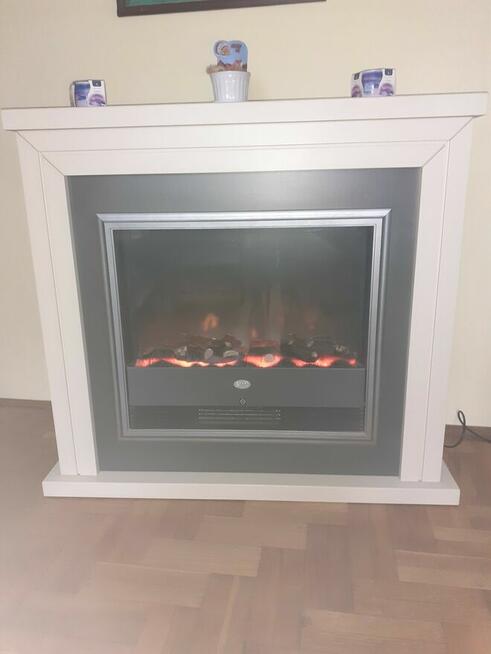 Kominek elektryczny z funkcją grzania na pilota