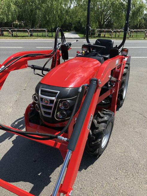 Nowy traktorek VST 927 z ładowaczem czołowym