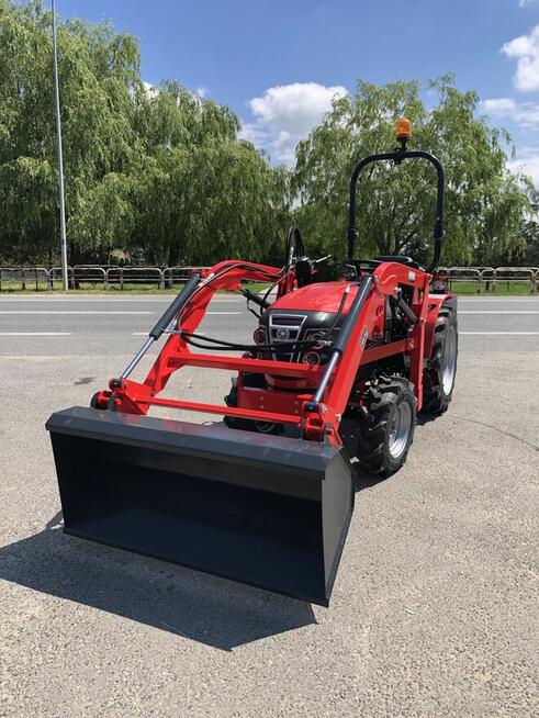 Nowy traktorek VST 927 z ładowaczem czołowym