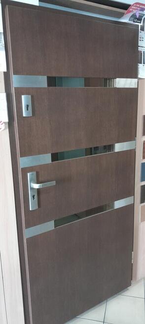 Oferujemy; drzwi, panele, podłogi, winyle i okna- z montażem